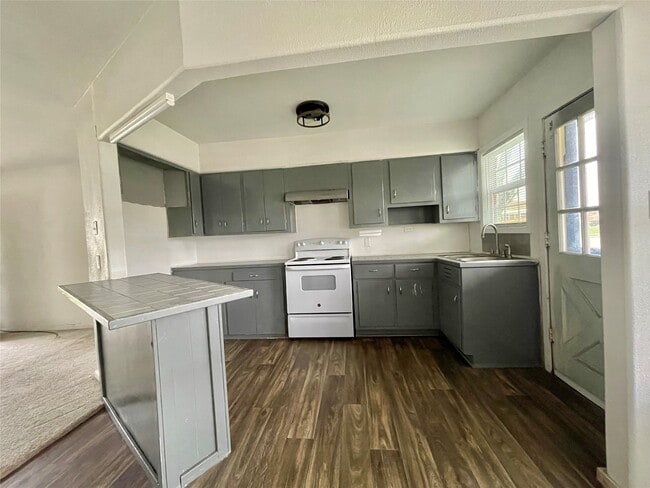 Building Photo - 1754 W 6th St