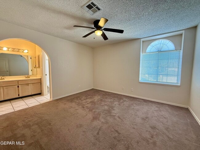 Building Photo - 7404 Luz De Lumbre Ave