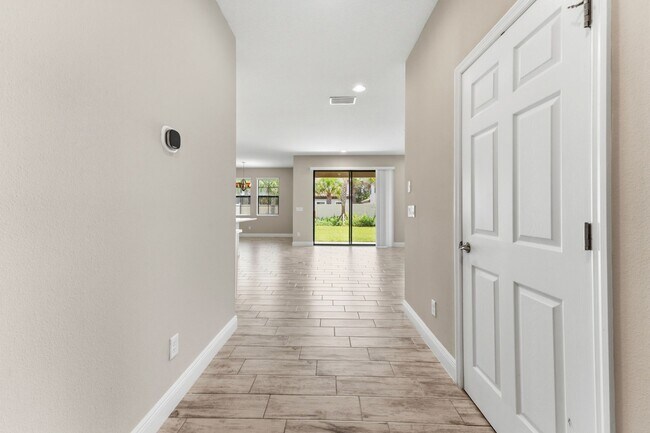 Building Photo - Absolutely Stunning 4 BR + LOFT + OFFICE/2.5 Bath/2 Car Garage home in Starkey Ranch!