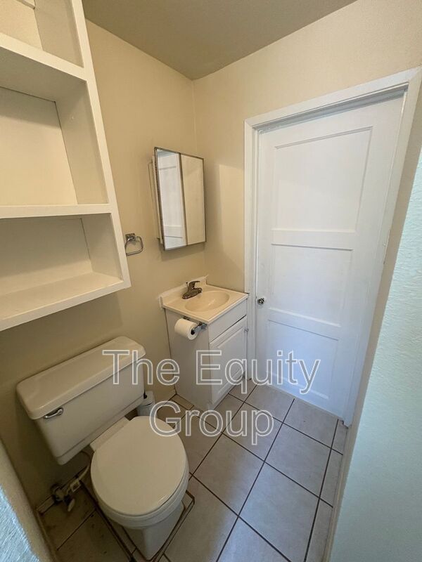 Building Photo - 1085 E Academy Ave