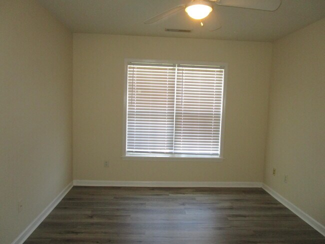 Building Photo - 3442 Beacon Dr