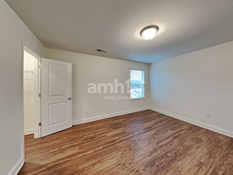 Building Photo - 104 Larragan Dr