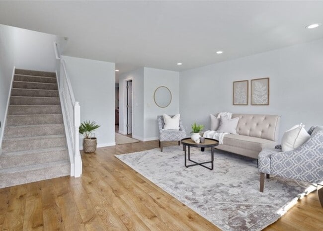 Building Photo - Updated 2 bedroom Townhome - W/S & Garbage...