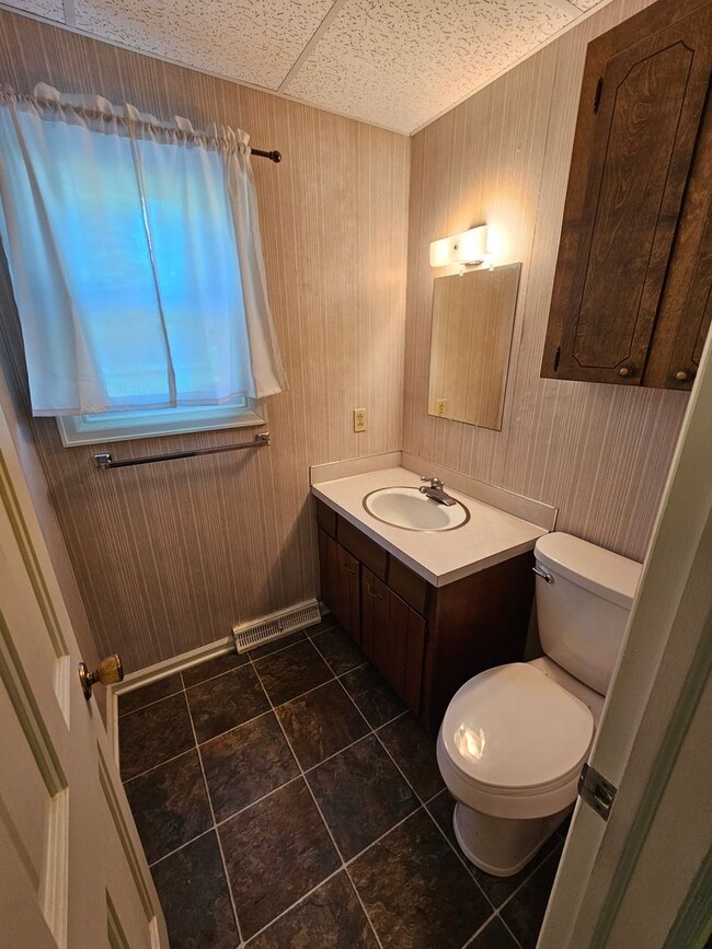 Building Photo - Two Bedroom Duplex Near BG High School