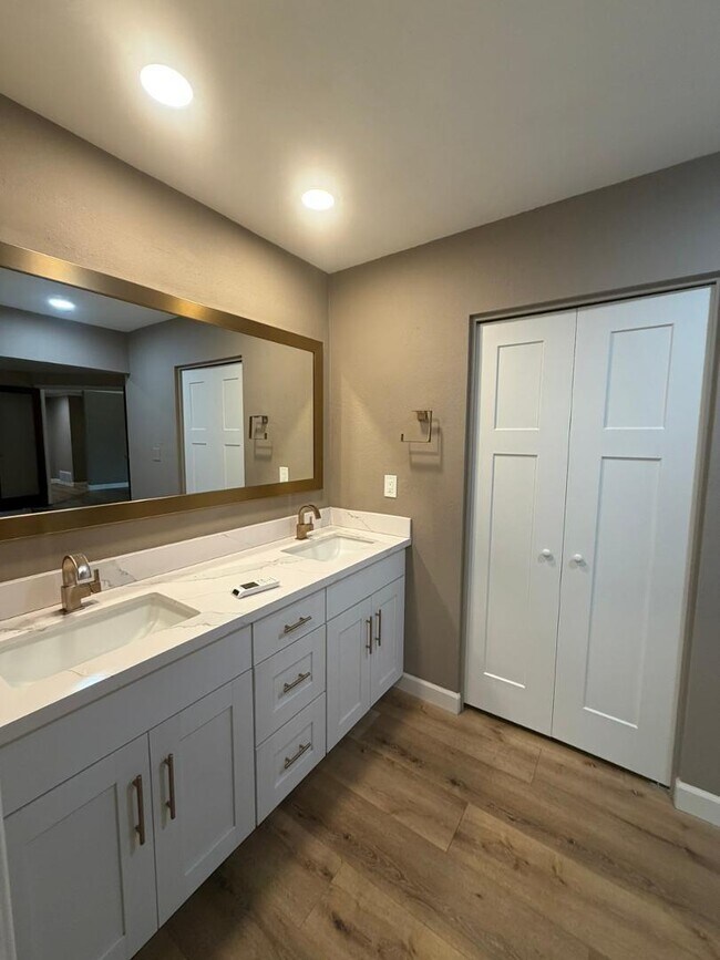 Building Photo - 9225 N Arroya Vista Dr W