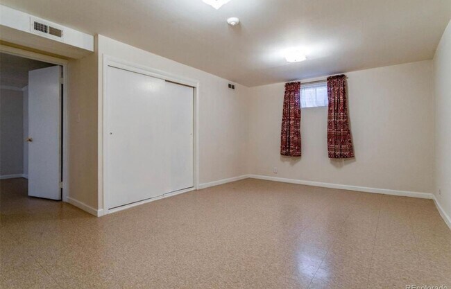 Building Photo - Large Aurora Lynn Knolls Home