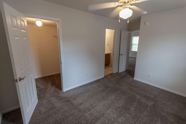 Building Photo - 3300 E St Charles Rd