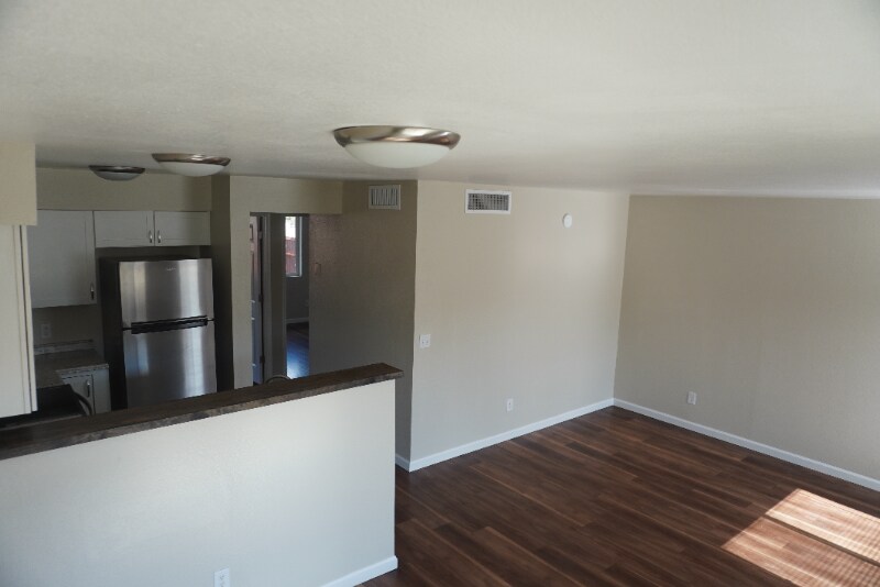 Building Photo - 3953 N Palm Grove Dr