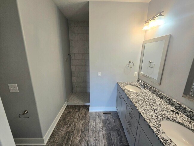 Building Photo - 5 Bedroom/3Bath Single Family Home