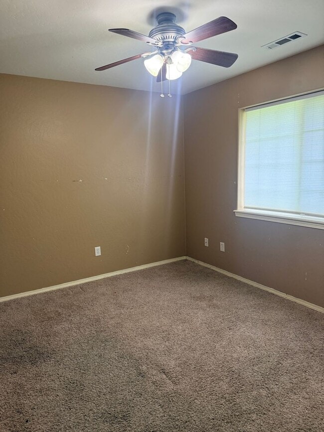 Building Photo - 3BED2BATH - LARGE FENCED BACK YARD, CENTRAL AC/HEAT, STAINLESS STEEL APPLIANCED, WASHER/DRYER HOOKUP