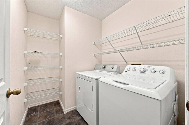 Building Photo - 2393 Paulette Dr