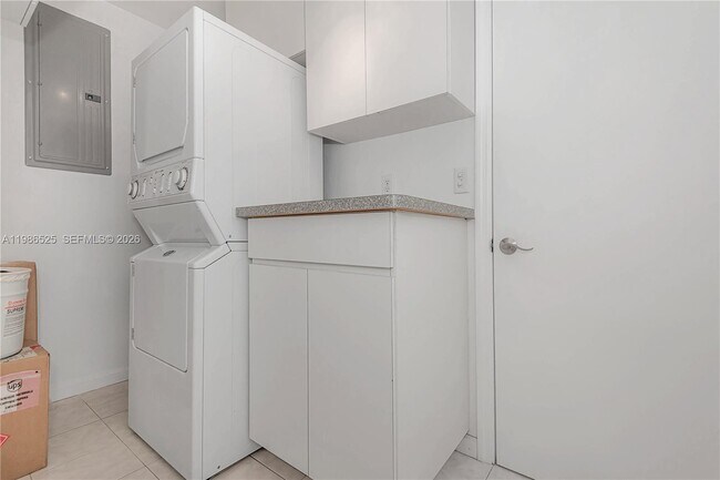 Building Photo - 2070 NE 65th St