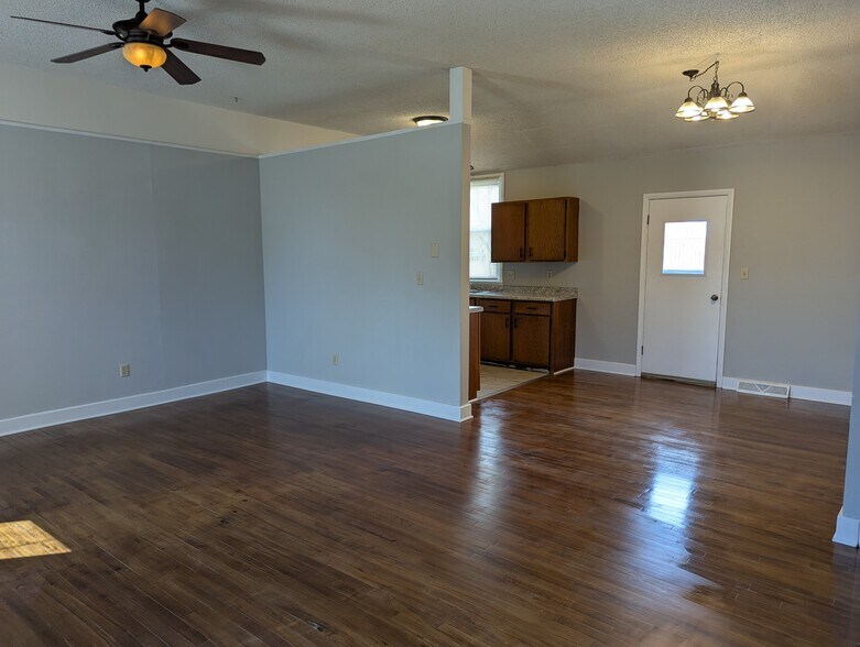 Living Rm - 1506 E 10th St