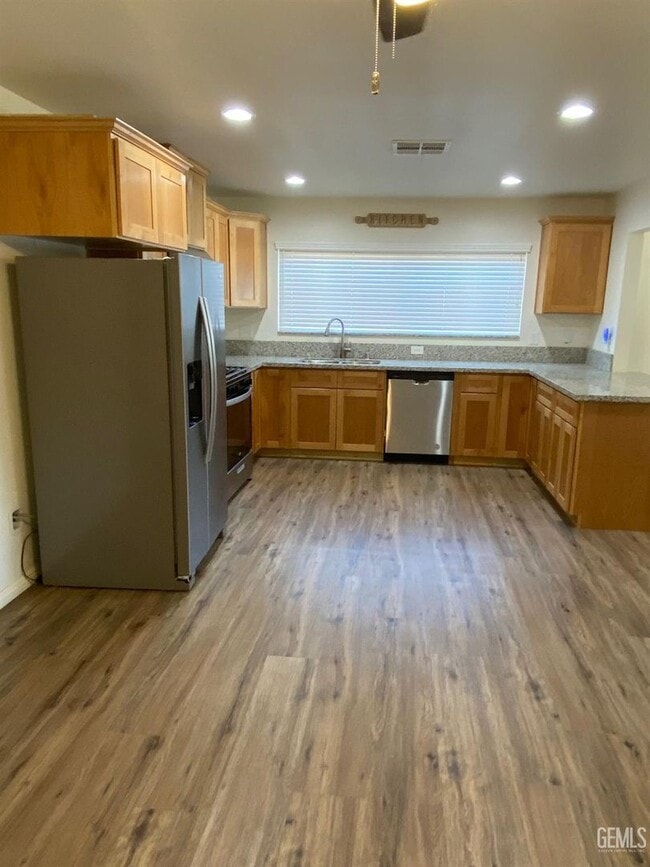 Building Photo - 3 Bd 2 BA Central Bakersfield