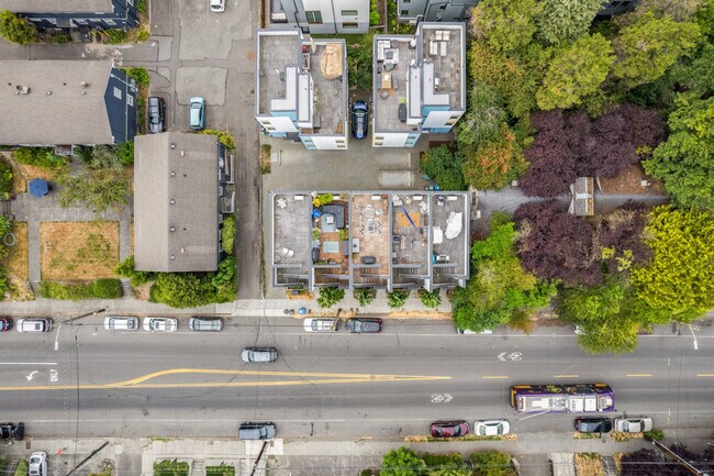 Building Photo - 913 10th Ave E