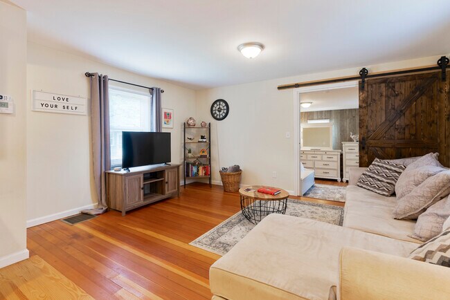 Building Photo - 160 Beecher St