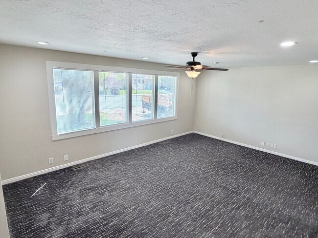 Building Photo - 1073 E 120 S