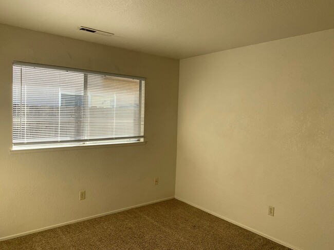 Building Photo - MON390