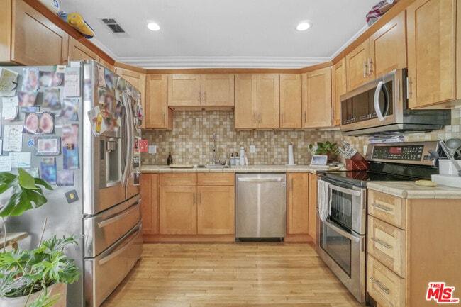 Building Photo - 1051 S Stanley Ave