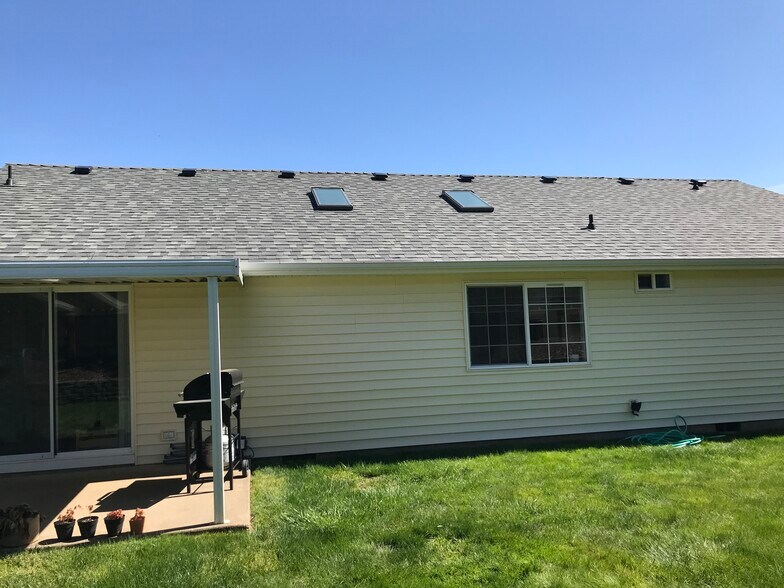 Building Photo - 1090 Cedar Ct