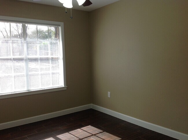 Building Photo - Gorgeous Remodel - North Austin Home!