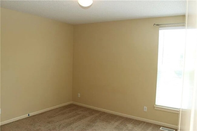 Building Photo - 732 Highland Dr