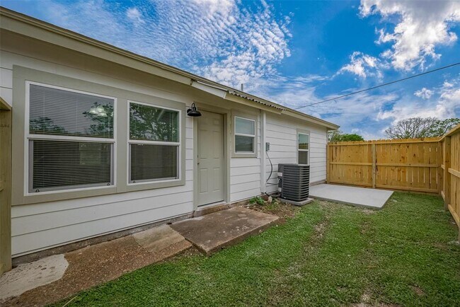 Building Photo - 1750 Lynn Ln