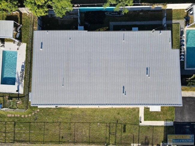 Building Photo - 711 S Shore Dr