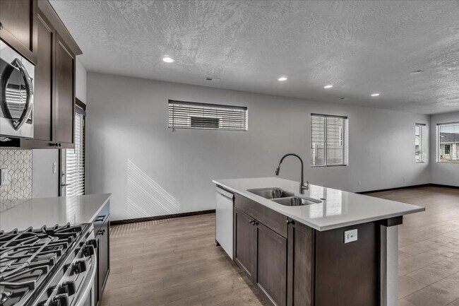 Building Photo - Charming 3 Bed and 2 Bath Home