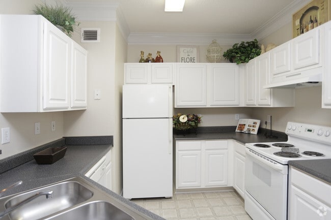 1BR, 1BA - 880 SF - Lakeside Villas