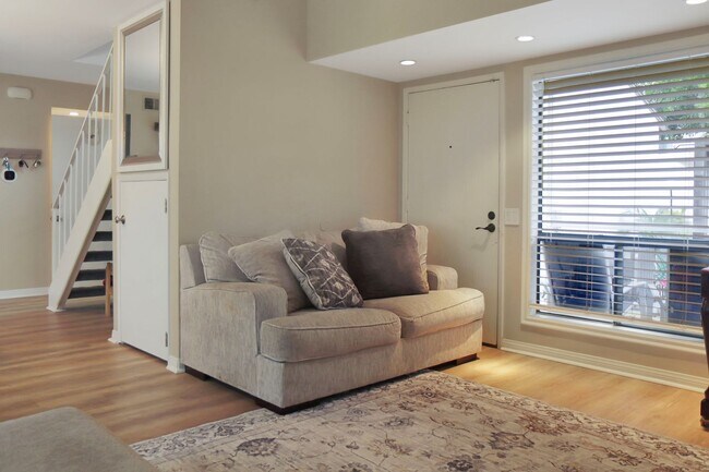 Building Photo - 3 Bedroom Townhome: Prime Location with Pool, Clubhouse and More!