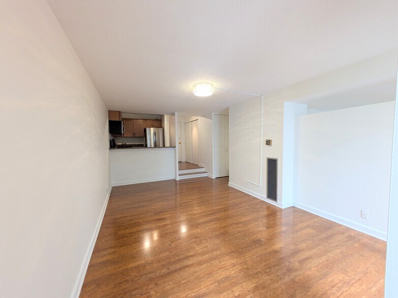 Building Photo - 230 E Ontario St