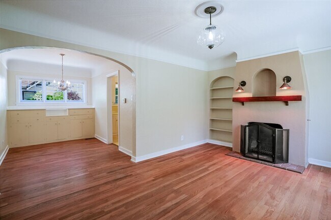 Building Photo - Live on Historic Park Avenue in this 2 Bed 1.5 Bath Single Family Home!