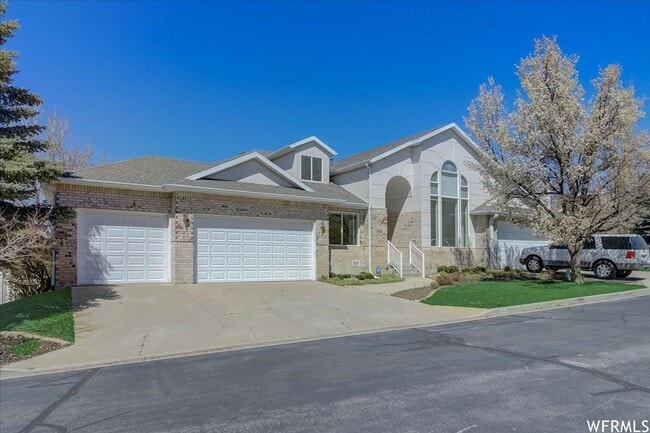 Primary Photo - Large 6 Bedroom Home, 3 Car Garage, Gorgeo...
