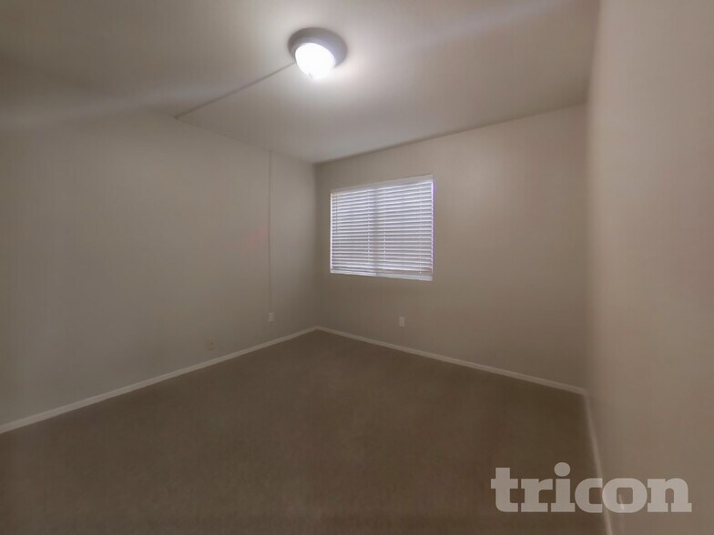 Building Photo - 5521 N 103rd Dr