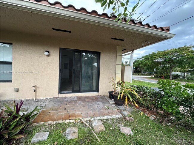 Building Photo - 1045 NE 10th Ave