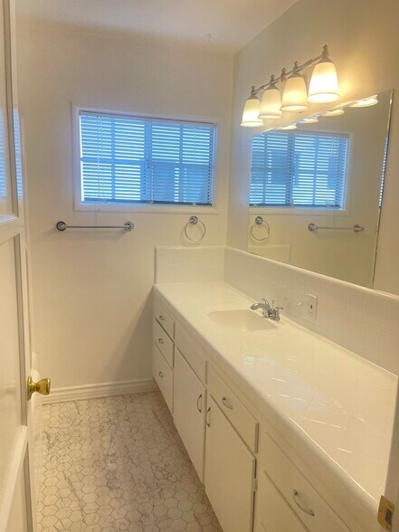 Building Photo - 5534 1/2 Kester Ave