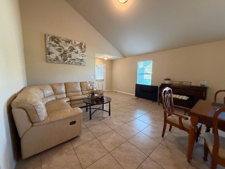 Building Photo - Room in House on Bettylou Ln