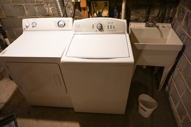 Building Photo - Beautiful brick townhome featuring three f...