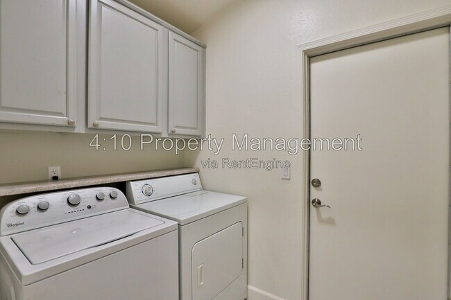 Building Photo - 4230 E Woodland Dr