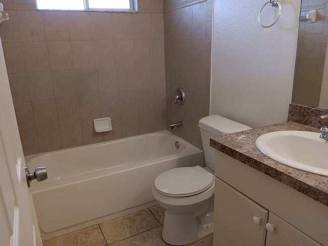 Building Photo - 3 BED 2 BATH DUPLEX FOR RENT