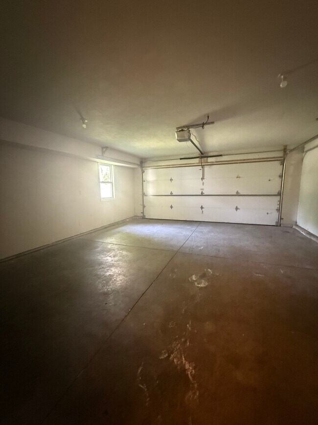 Building Photo - 527 W Harper St