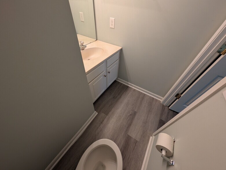 Building Photo - Room in Townhome on Dunford St