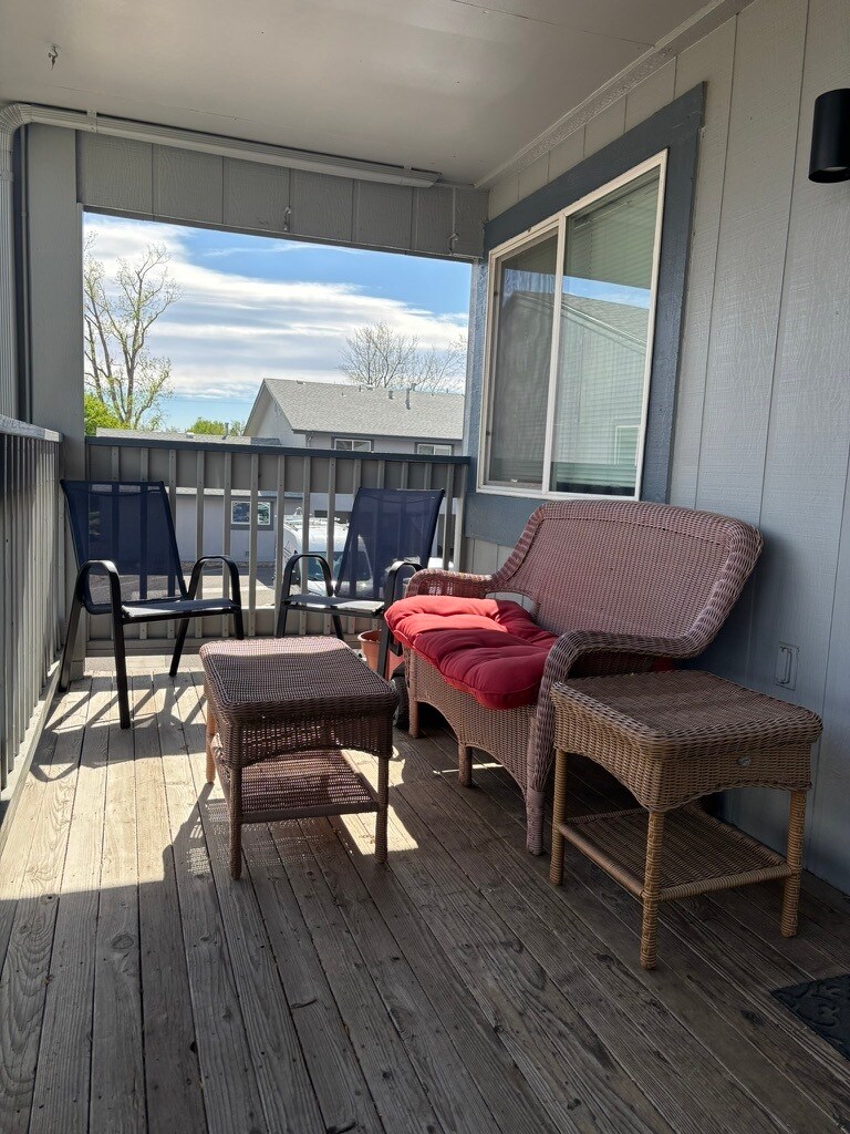 Large balcony - 4202 Monroe Dr