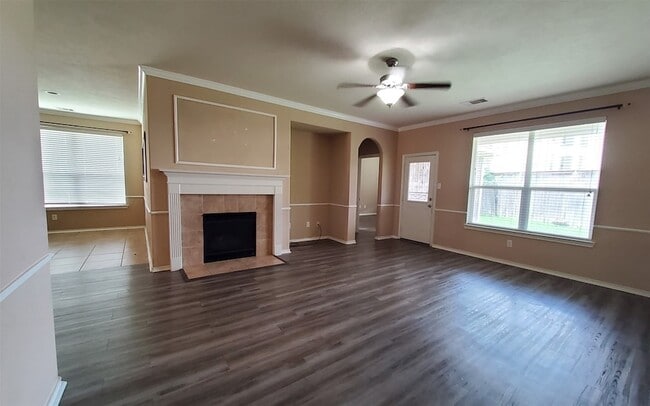 Building Photo - 25047 Lenora Dr