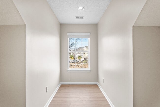 Building Photo - 571 Riverward Dr