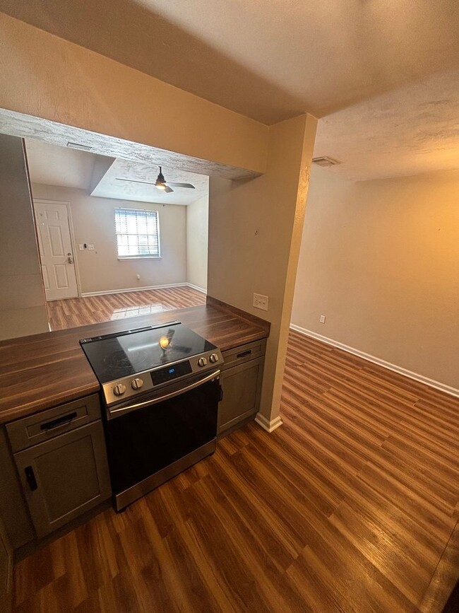 Building Photo - Spacious, Updated 3x2 Townhome Near FSU & TCC