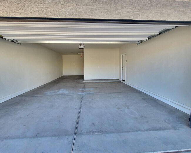 Building Photo - 3 Bedroom 2 Bathroom Magma Ranch Home