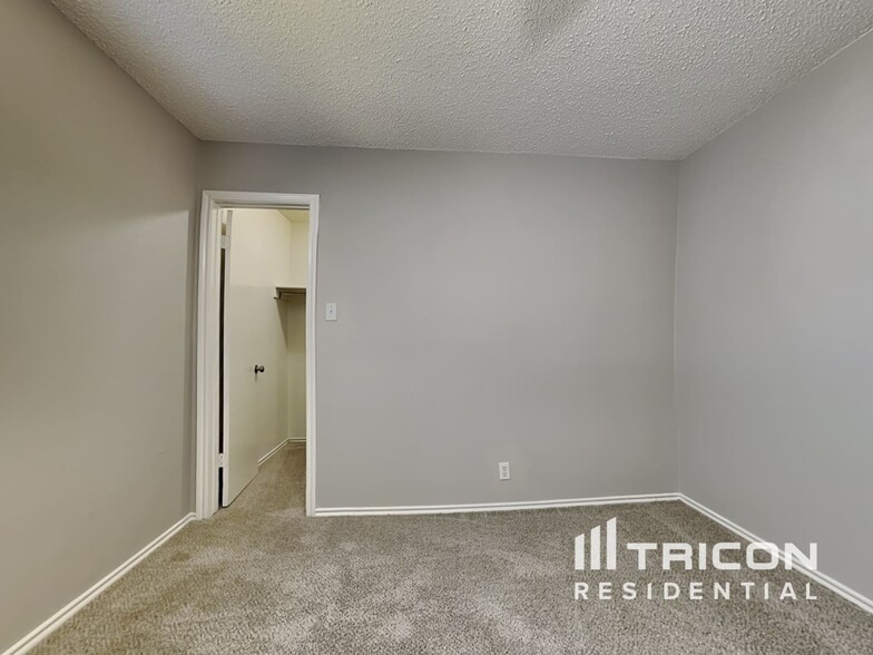 Building Photo - 931 Whispering Hollow Dr