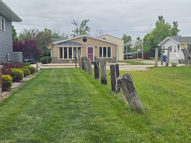 Building Photo - 8150 N Thorsen Ln